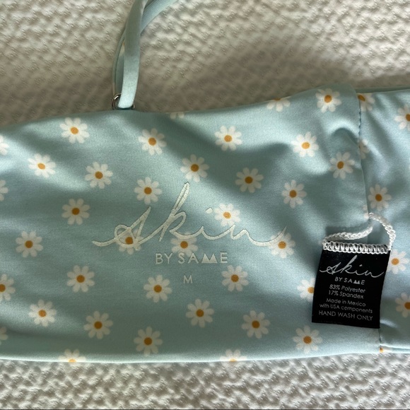 SAME Los Angeles Swim — Bikini set + matching scrunchie in Blue Daisy - Picture 4 of 11